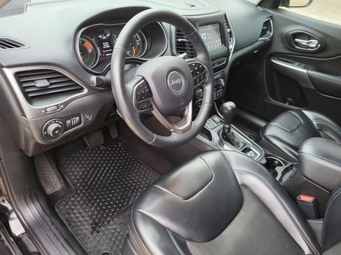 Used 2019 Jeep Cherokee Latitude Plus w/ Comfort/Convenience Group FWD image 10