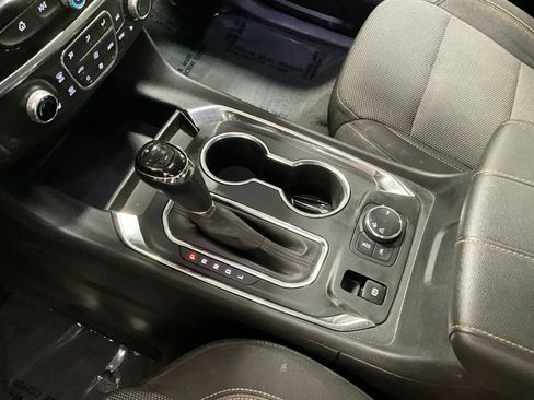 Used 2020 Chevrolet Traverse LT FWD image 18