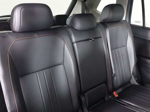 Used 2024 Volkswagen Tiguan SE image 33