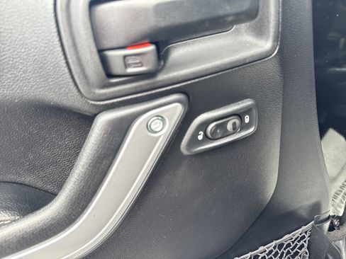 Used 2015 Jeep Wrangler Unlimited Rubicon AWD/4WD image 16