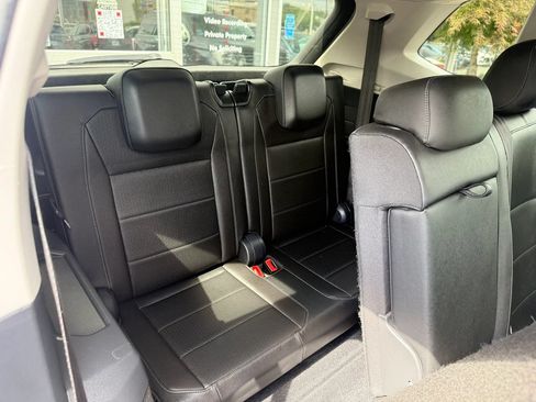 Used 2018 Volkswagen Tiguan SE w/ 18" Alloy Wheels Package FWD image 34