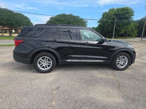 Used 2025 Ford Explorer Active w/ Active Comfort Package RWD image 8