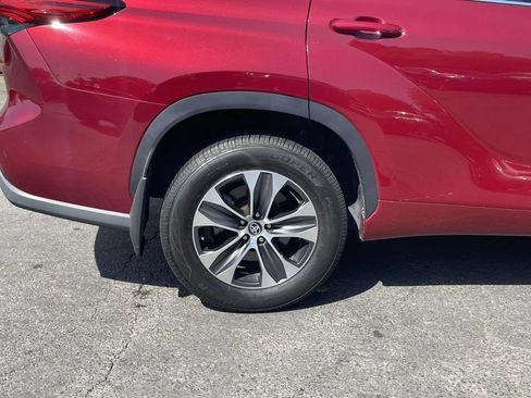 Used 2021 Toyota Highlander XLE AWD/4WD image 7