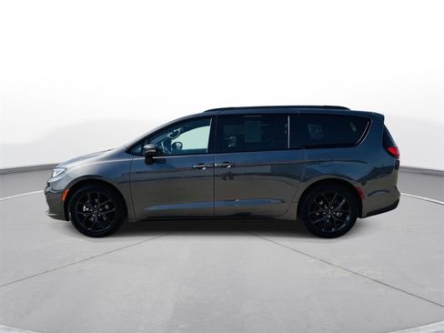 Used 2023 Chrysler Pacifica Touring-L w/ Uconnect Theater Family Group image 43