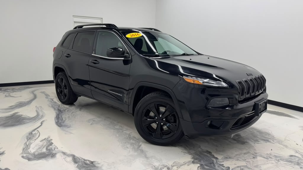 Used 2016 Jeep Cherokee Latitude w/ Cold Weather Group AWD/4WD image 5