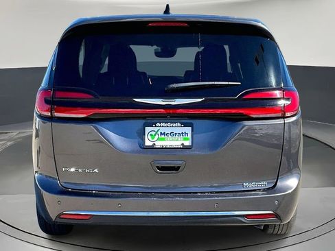 Used 2023 Chrysler Pacifica Touring-L FWD image 6