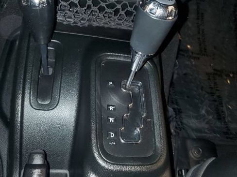 Used 2018 Jeep Wrangler Unlimited Sahara w/ Connectivity Group AWD/4WD image 24