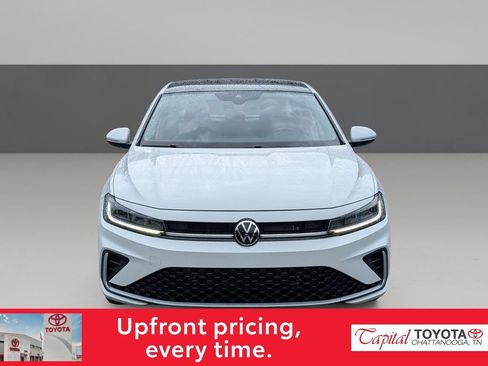 Used 2025 Volkswagen Jetta SEL FWD image 3