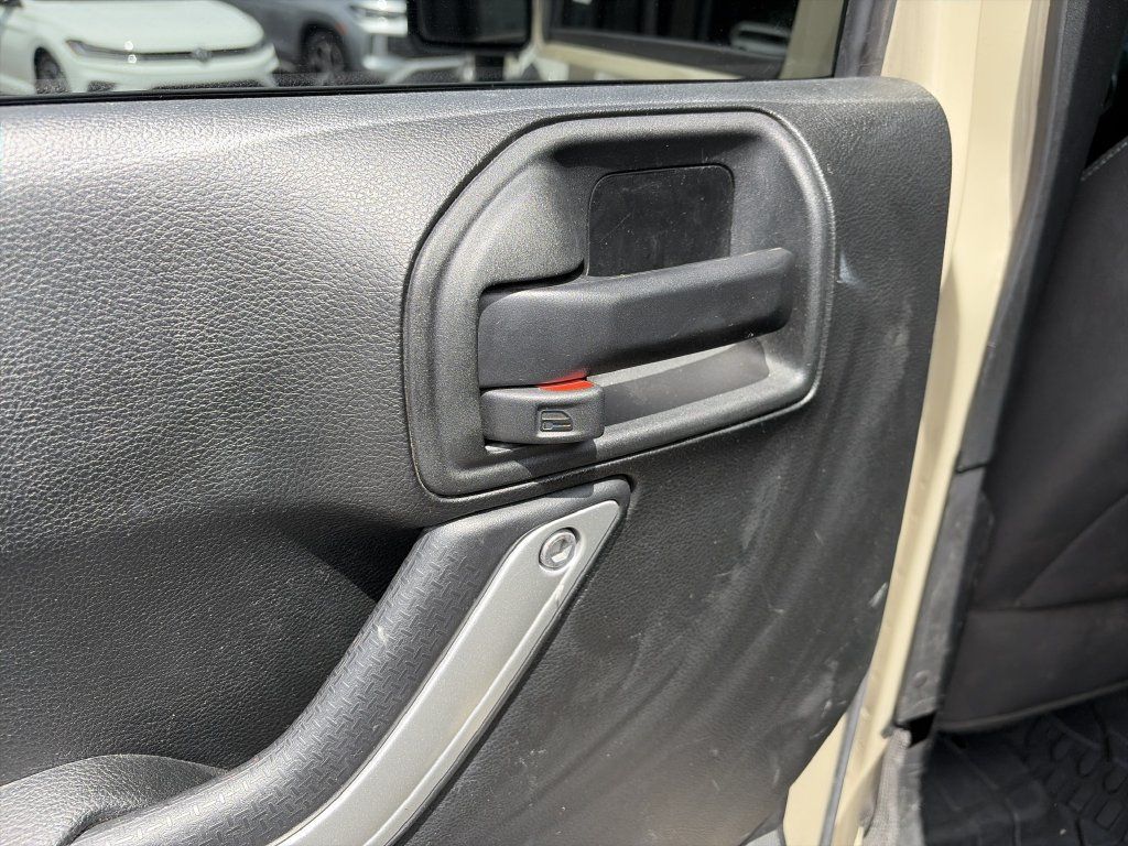 Used 2018 Jeep Wrangler Unlimited Rubicon w/ Connectivity Group AWD/4WD image 13