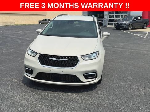 Used 2021 Chrysler Pacifica Touring-L FWD image 3