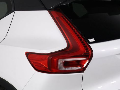 Certified 2022 Volvo XC40 T5 R-Design w/ Advanced Package AWD/4WD image 18