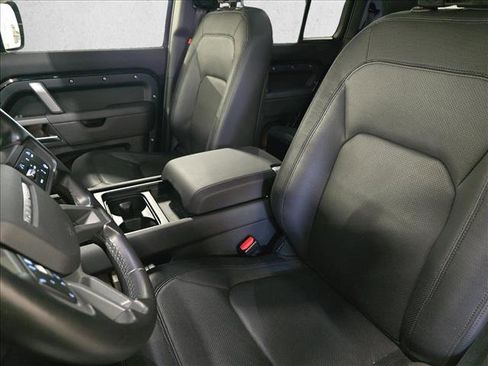 Used 2024 Land Rover Defender 130 X-Dynamic SE image 15
