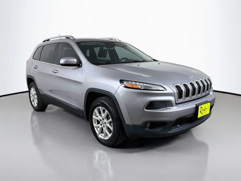 Used 2018 Jeep Cherokee Latitude w/ Cold Weather Group AWD/4WD image 4