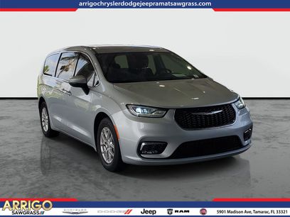 Used 2023 Chrysler Pacifica Touring-L w/ Uconnect Theater Family Group