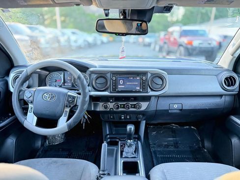 Used 2018 Toyota Tacoma SR5 AWD/4WD image 15