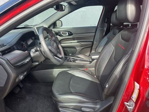 Used 2025 Jeep Compass Trailhawk image 8