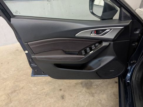 Used 2018 MAZDA MAZDA3 Touring FWD image 18