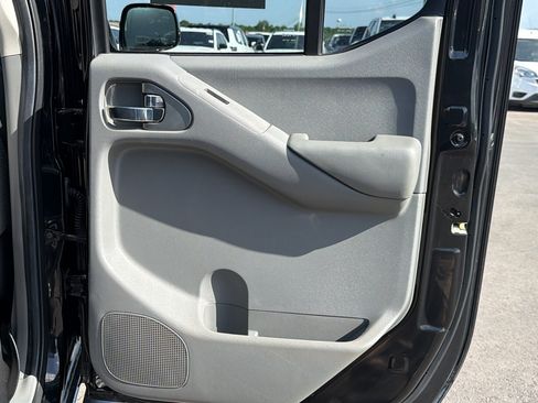 Used 2021 Nissan Frontier SV w/ Midnight Edition Floor Mats AWD/4WD image 17