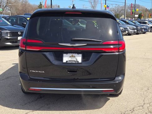 Used 2023 Chrysler Pacifica Touring-L FWD image 9