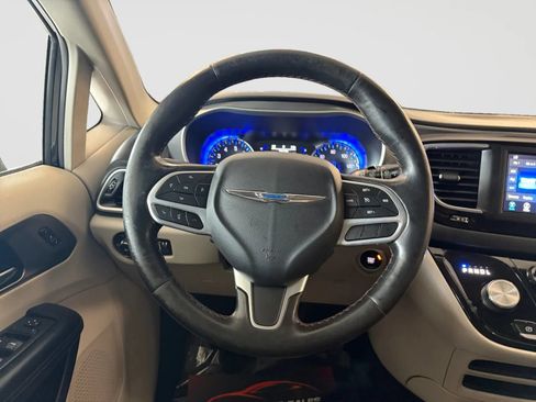 Used 2020 Chrysler Pacifica Touring-L FWD image 29