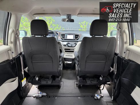 Used 2022 Chrysler Voyager LX FWD image 23