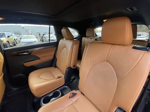 Certified 2025 Toyota Highlander Platinum image 28