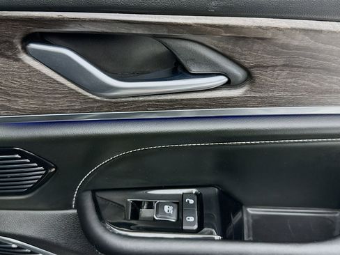 Used 2022 Jeep Grand Cherokee Overland w/ Luxury Tech Group IV image 30