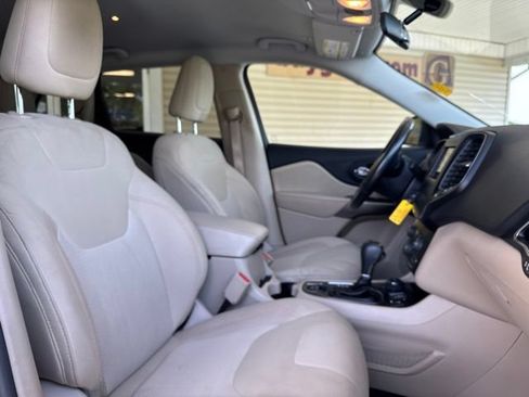 Used 2019 Jeep Cherokee Latitude w/ Cold Weather Group AWD/4WD image 25