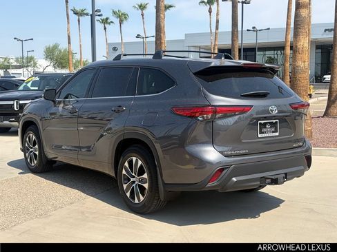 Used 2022 Toyota Highlander XLE AWD/4WD image 4