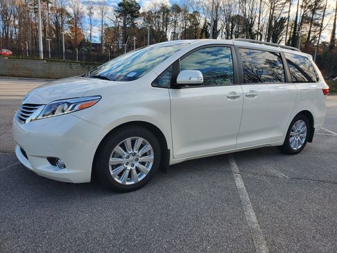 Certified 2017 Toyota Sienna XLE image 3