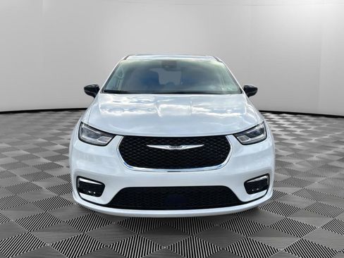 Used 2024 Chrysler Pacifica Touring-L image 7