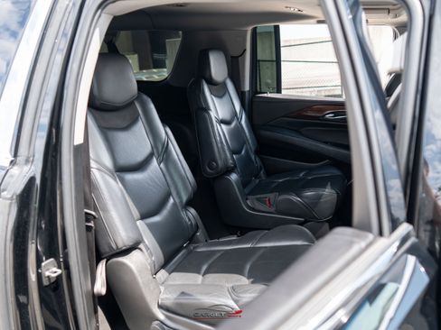 Used 2018 Cadillac Escalade ESV Luxury RWD image 18