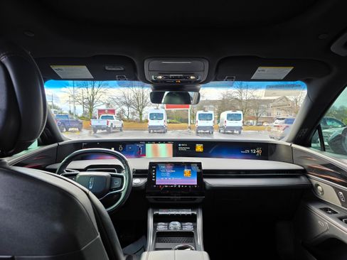 Used 2024 Lincoln Nautilus Reserve w/ Equipment Group 202A image 11