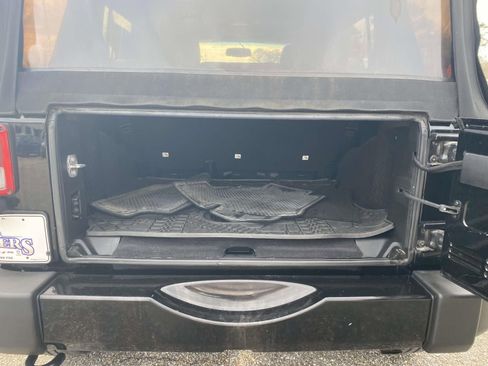 Used 2016 Jeep Wrangler Unlimited Sahara w/ Connectivity Group image 10