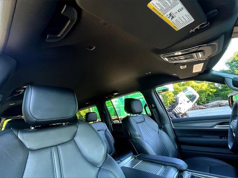 Used 2024 Jeep Wagoneer Series III image 23