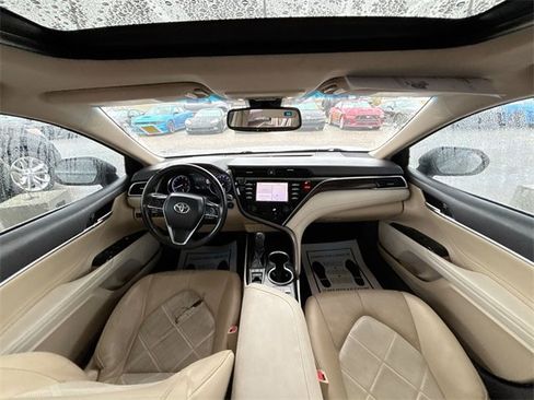 Used 2018 Toyota Camry XLE image 19