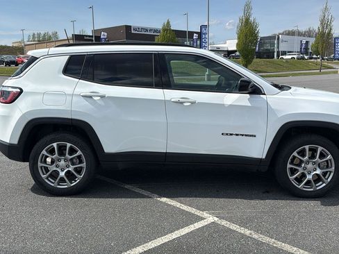 Used 2024 Jeep Compass Latitude AWD/4WD image 4