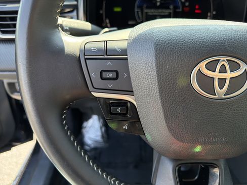 Used 2025 Toyota Camry SE image 25