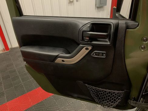Used 2016 Jeep Wrangler Sahara image 27