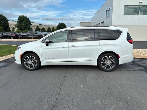 Used 2026 Chrysler Pacifica Pinnacle AWD/4WD image 15