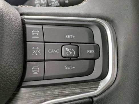 Certified 2024 Jeep Wagoneer Series II w/ Flexible Seating Group image 31