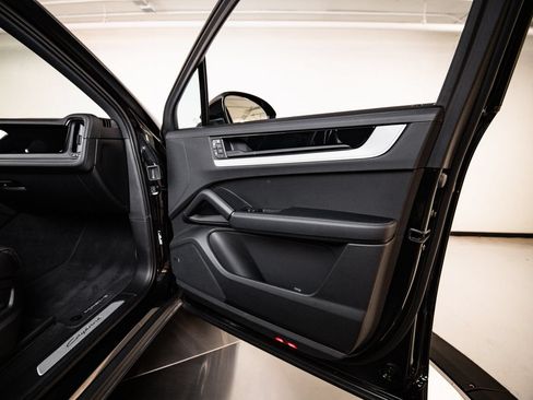 Certified 2026 Porsche Cayenne AWD/4WD image 27