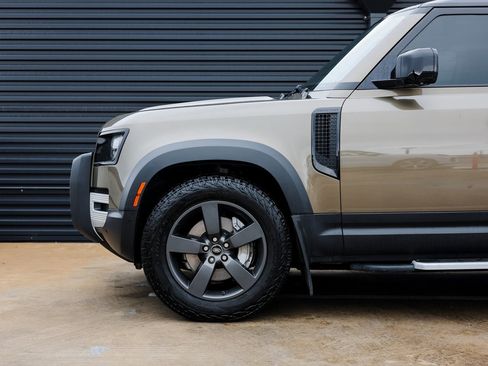 Used 2020 Land Rover Defender 110 SE image 11