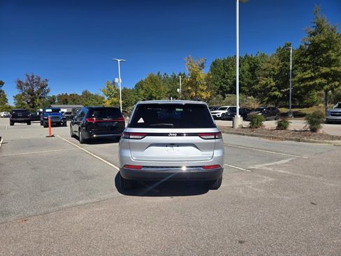 New 2025 Jeep Grand Cherokee Laredo image 7