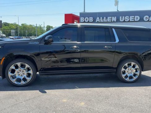 Used 2025 Chevrolet Suburban High Country AWD/4WD image 3