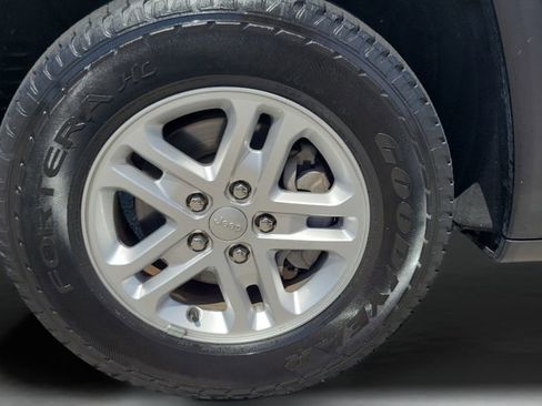 Used 2023 Jeep Grand Cherokee Laredo w/ Luxury Tech Group I RWD image 26