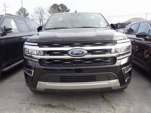 Used 2024 Ford Expedition Limited image 2
