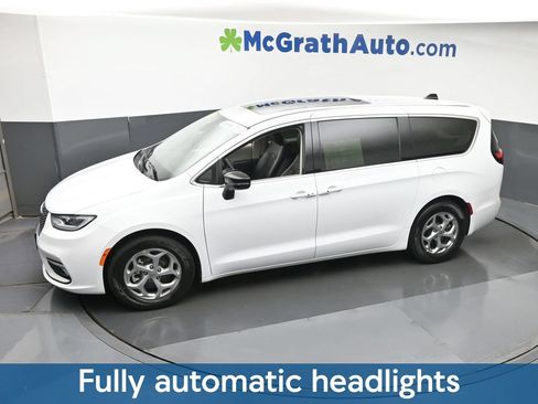 Used 2024 Chrysler Pacifica Limited FWD image 23