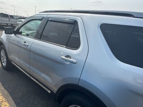 Used 2018 Ford Explorer XLT w/ Equipment Group 202A AWD/4WD image 17