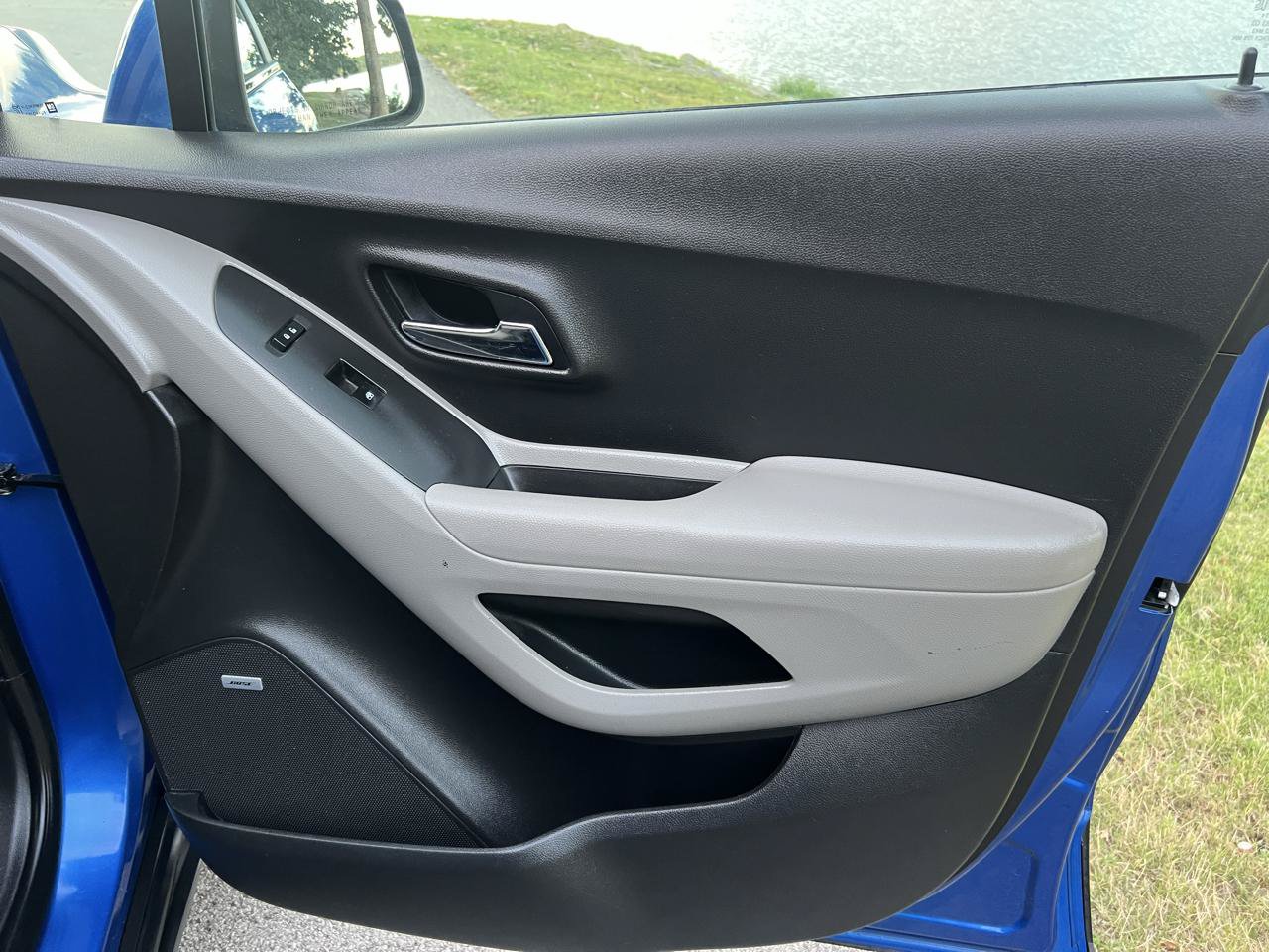 Used 2015 Chevrolet Trax LT w/ LT Sun and Sound Package FWD image 24
